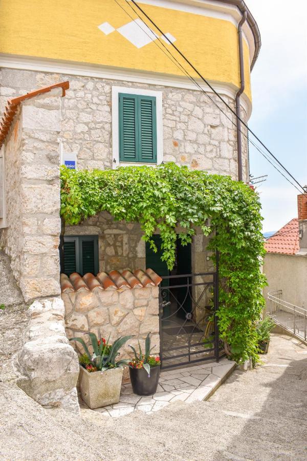 Apartmani Amra Novi Vinodolski Exteriör bild